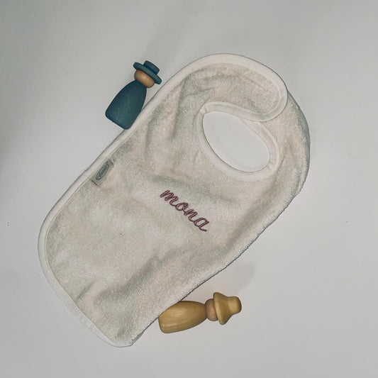 Gepersonaliseerd slabbetje geborduurd met naam - Studio Odelot